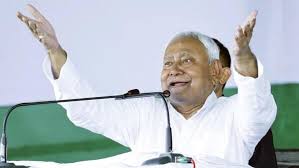 पटना के कंकड़बाग इलाके में जदयू जिलाध्यक्ष सुभाष चंद्र सिंह के घर चोरी की वारदात के बाद जांच करती पुलिस।