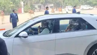 नीतीश कुमार कैबिनेट बैठक के बाद राज्यपाल से मुलाकात करते हुए