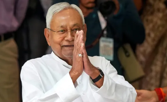 नीतीश कुमार और नए मंत्रियों को शपथ दिलाते हुए बिहार के राज्यपाल आरिफ मोहम्मद खान