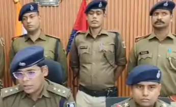 पटना पुलिस द्वारा AIMIM नेता फारुख रज़ा की गिरफ्तारी की तस्वीर