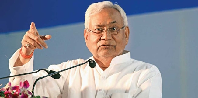 बिहार के मुख्यमंत्री नीतीश कुमार राजभवन में मंत्रियों के विभागों को अंतिम रूप देते हुए