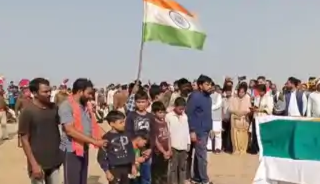 गांव में शहीद जवान मथुरा साह की अंतिम यात्रा के दौरान जनता और सेना के अधिकारियों की मौजूदगी