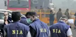 NIA अधिकारी दिल्ली लाल किला कार बम धमाका केस की जांच करते हुए, आरोपी की गिरफ्तारी की जानकारी