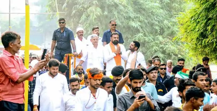 मोकामा में अनंत सिंह के समर्थन में रोड शो करते ललन सिंह और डिप्टी सीएम सम्राट चौधरी।