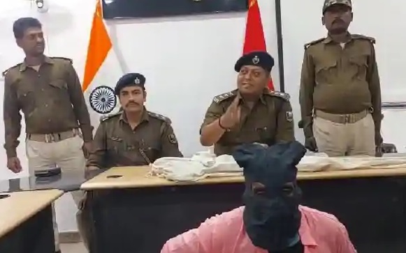 एसटीएफ और पुलिस टीम द्वारा राघोपुर के एक घर से बरामद देसी रायफल, कट्टा और कारतूस।