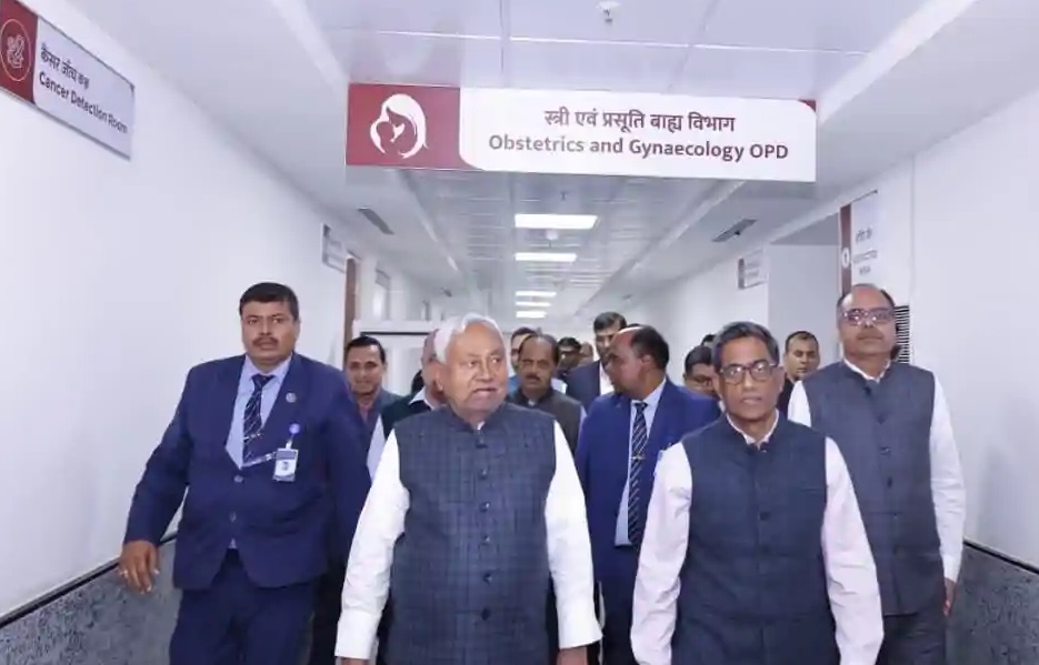 सीएम नीतीश कुमार पीएमसीएच अस्पताल में वार्डों और चिकित्सा सुविधाओं का निरीक्षण करते हुए।