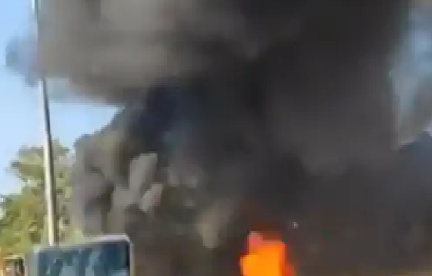 सीतामढ़ी रेलवे स्टेशन पर लगी आग के दौरान धुआं और आग की लपटों को काबू में करने की कोशिश करती फायर ब्रिगेड।