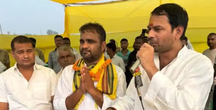 तेजप्रताप यादव राघोपुर में जनसभा को संबोधित करते हुए, JJD प्रत्याशी प्रेम कुमार के साथ