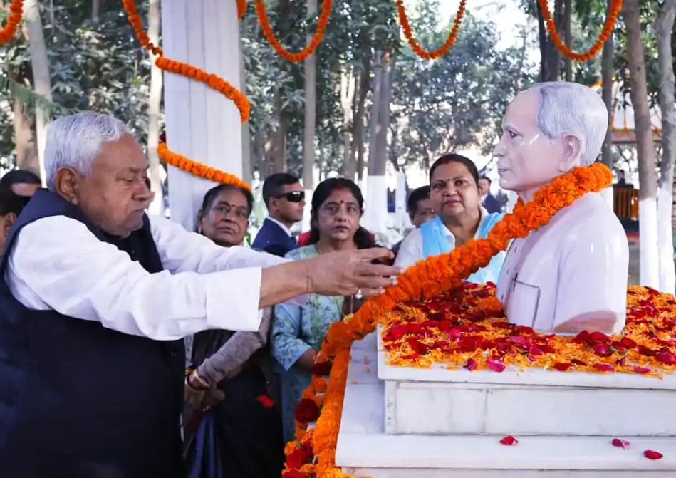 Nitish Kumar offering floral tribute to his father’s statue at Kalyan Bigaha, Nalanda.