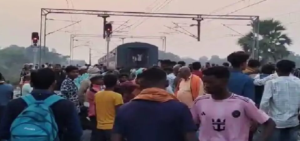 Special train splits into two parts near Kariasath station Bihar passengers panic