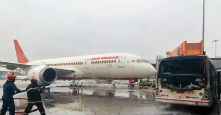 Air India Flight AI2487 की भोपाल एयरपोर्ट पर इमरजेंसी लैंडिंग के दौरान सुरक्षा कर्मी और स्टाफ़ सक्रिय