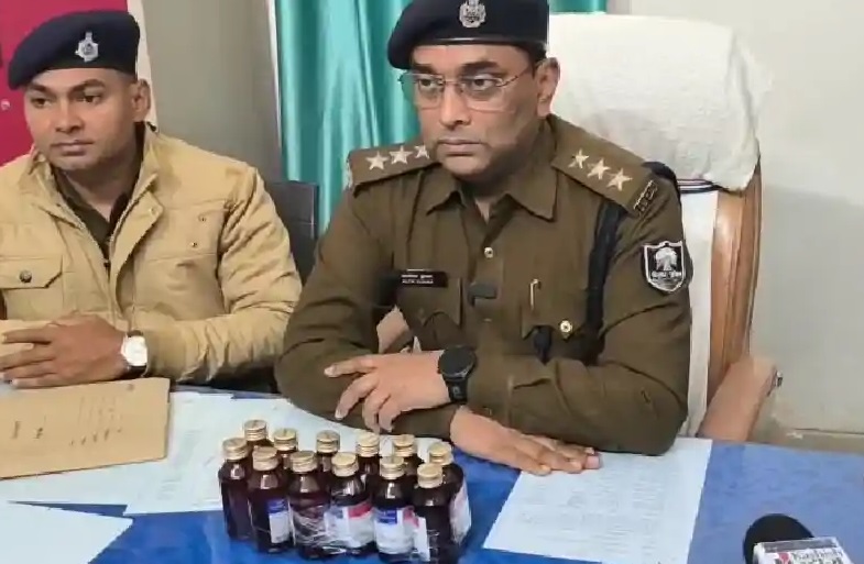Saharsa Police seizes illegal cough syrup worth 16 lakh and arrests three smugglers.