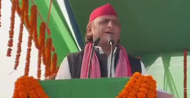 दिनारा की सभा में अखिलेश यादव भाषण देते हुए, योगी आदित्यनाथ पर साधा निशाना