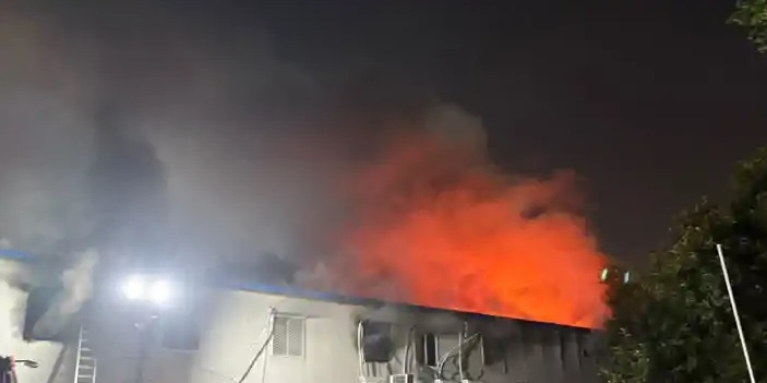 पटना मेट्रो प्रोजेक्ट के मोइनुल हक स्टेडियम स्थित कार्यालय में लगी भीषण आग और मौके पर पहुंची दमकल टीम