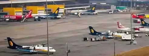 दिल्ली एयरपोर्ट पर तकनीकी खराबी से प्रभावित उड़ानें, यात्रियों की भीड़