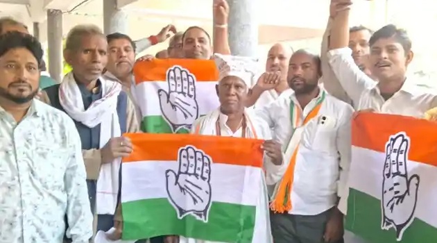 भगीरथ मांझी कांग्रेस उम्मीदवार अवधेश सिंह के साथ समर्थन की घोषणा करते हुए