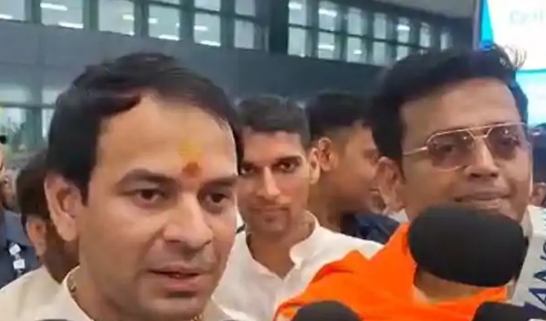 पटना एयरपोर्ट पर तेजप्रताप यादव और भाजपा सांसद रवि किशन की मुलाकात की तस्वीर