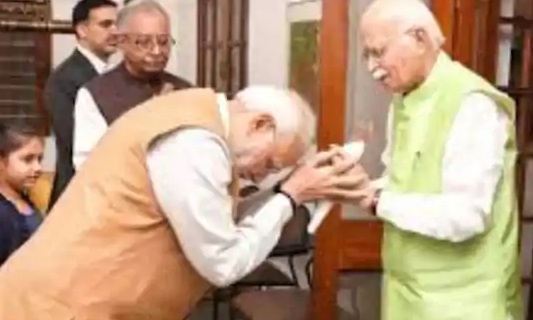 प्रधानमंत्री नरेंद्र मोदी और मुख्यमंत्री नीतीश कुमार ने पूर्व उपप्रधानमंत्री एल.के. आडवाणी को 98वें जन्मदिन पर बधाई दी