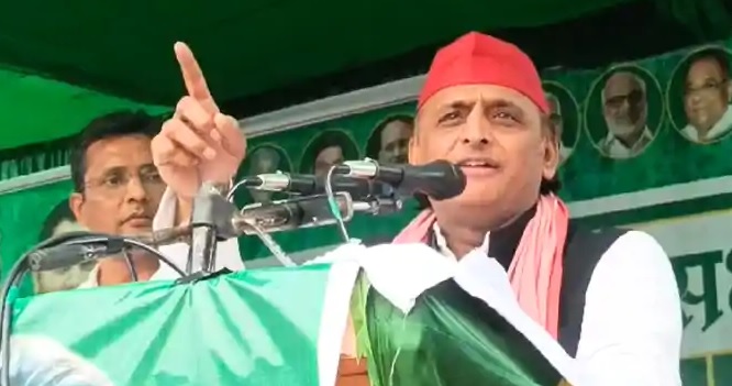 रामगढ़ में जनसभा के दौरान भाषण देते अखिलेश यादव।