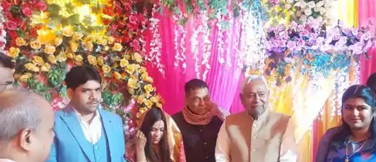 CM Nitish Kumar blessing newlywed couple at Neeraj Kumar son’s simple wedding ceremony