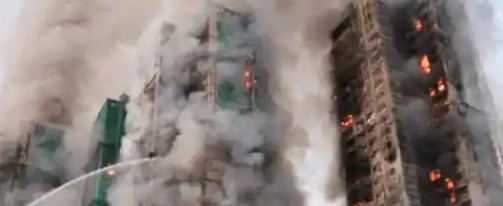 हांगकांग के जले हुए अपार्टमेंट टावरों में तलाश करते अग्निशमन कर्मचारी operation