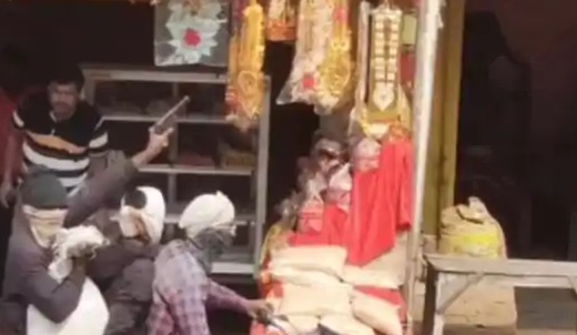 Siwan jewellery shop loot police investigation outside shop