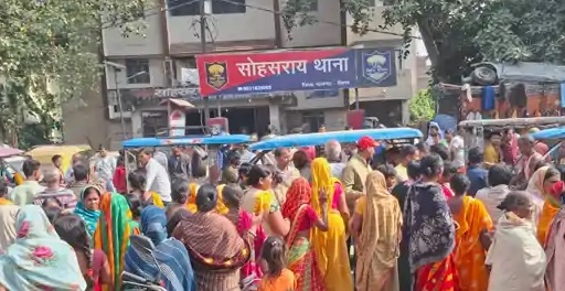 नालंदा में लापता टेंट व्यवसायी के विरोध में थाने के बाहर जमा परिजन और स्थानीय लोग।