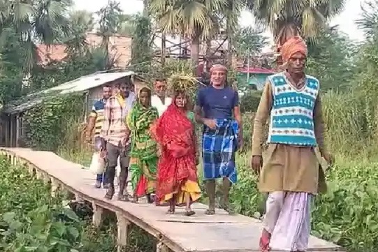 सहरसा के चंदे से बने जर्जर चचरी पुल पर चलते ग्रामीण।