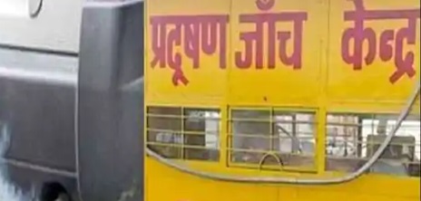 सहरसा के चंदे से बने जर्जर चचरी पुल पर चलते ग्रामीण।