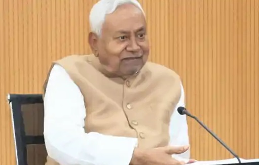 सीएम नीतीश कुमार रोजगार मिशन पर संबंधित विभागों के साथ समीक्षा बैठक करते हुए।