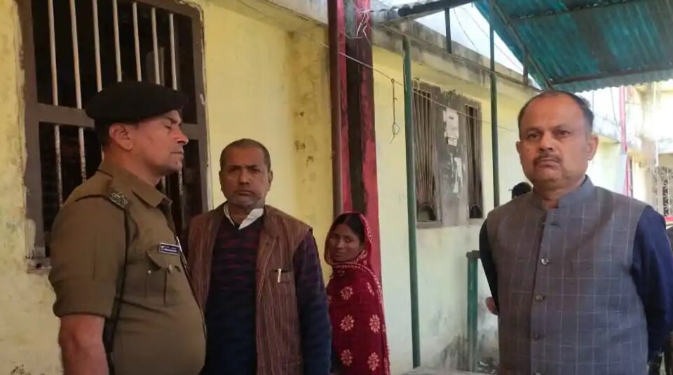 सहरसा DM द्वारा नवहट्टा RTPS काउंटर का निरीक्षण करते हुए अधिकारियों को फटकारते हुए दृश्य।