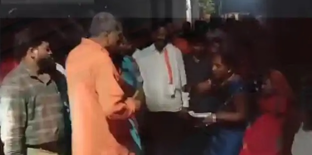 सोनहर गांव में जनता के विरोध के बीच लौटते विधायक मुरारी गौतम।