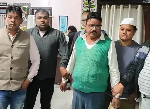Vigilance team arresting CI Dilip Sinha during bribery trap in Hasanpura Siwan Bihar.
