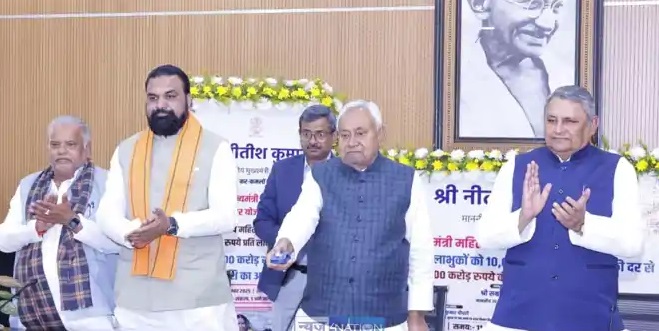 Nitish Kumar transferring financial assistance to women beneficiaries under Bihar Mahila Rozgar Yojana.