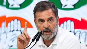 औरंगाबाद में चुनावी रैली में भाषण देते राहुल गांधी, नीतीश कुमार और नरेंद्र मोदी पर निशाना साधते हुए