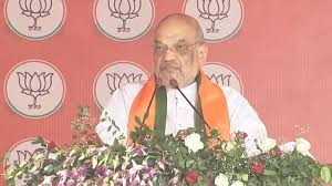 सीतामढ़ी में जनसभा के दौरान मंच पर भाषण देते हुए अमित शाह और सुरक्षा में तैनात पुलिसकर्मी।