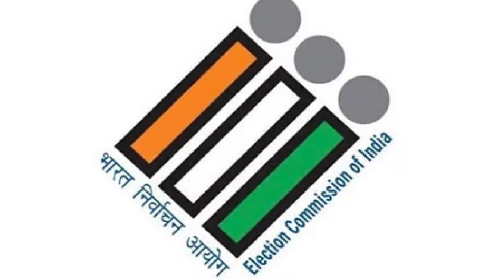 निर्वाचन आयोग भवन के बाहर प्रदर्शन करते बूथ लेवल अधिकारी।