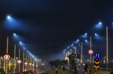 लखनऊ राष्ट्र प्रेरणा स्थल का भव्य दृश्य, कमल आकार की संरचना, अटल बिहारी वाजपेयी, दीन दयाल उपाध्याय और श्यामा प्रसाद मुखर्जी की प्रतिमाएं