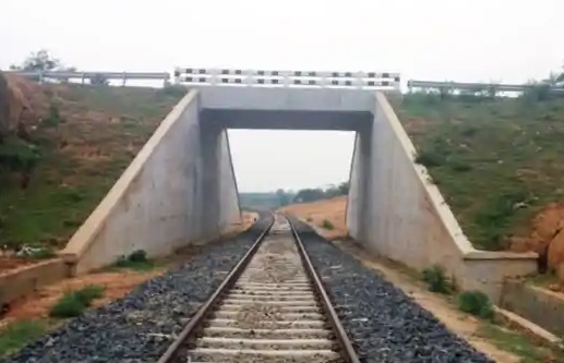 बिहार में रेलवे ओवरब्रिज और अंडर ब्रिज निर्माण की योजना, सड़क और रेल यातायात का दृश्य