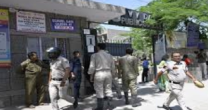 Police and bomb squad outside DU colleges after bomb threat email.