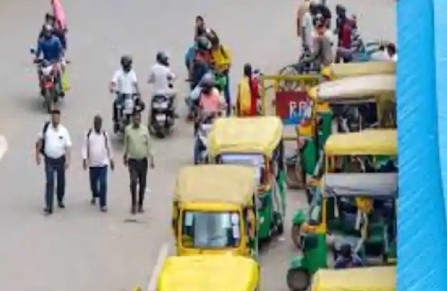 Auto and e-rickshaw drivers protest at Patna Junction after entry ban.
