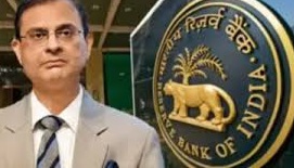 आरबीआई गवर्नर संजय मल्होत्रा मौद्रिक नीति में रेपो रेट कटौती की घोषणा करते हुए।