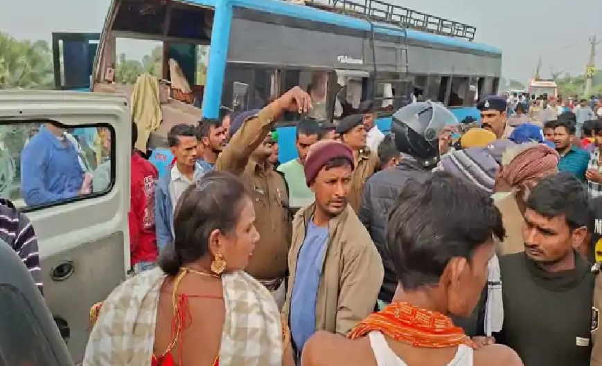 Damaged bus after hitting divider in Nalanda with injured baratis.