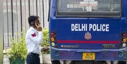 Lovely Public School Laxmi Nagar Delhi में बम धमकी के बाद पुलिस और बम निरोधक दस्ता सर्च ऑपरेशन करते हुए।