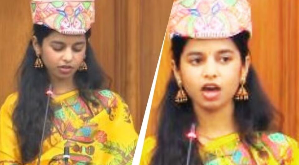 पीली साड़ी और पाग पहनकर मैथिली भाषा में शपथ लेतीं विधायक मैथिली ठाकुर।