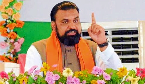 “बेंगलुरु में बिहार महोत्सव 2026 के उद्घाटन के दौरान मुख्यमंत्री सम्राट चौधरी और कलाकार, जहां बिहार की लोक संस्कृति और झिझिया नृत्य की प्रस्तुति देखने को मिली।”